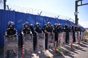 Kosovalılar eski Cumhurbaşkanı Thaçi’nin mahkumiyeti sonrası Lahey’de polisle çatıştı
