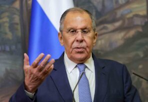 Lavrov: “Zelenskiy sürekli seyahat ediyor, hiçbir zaman ülkesinde bulunmuyor”