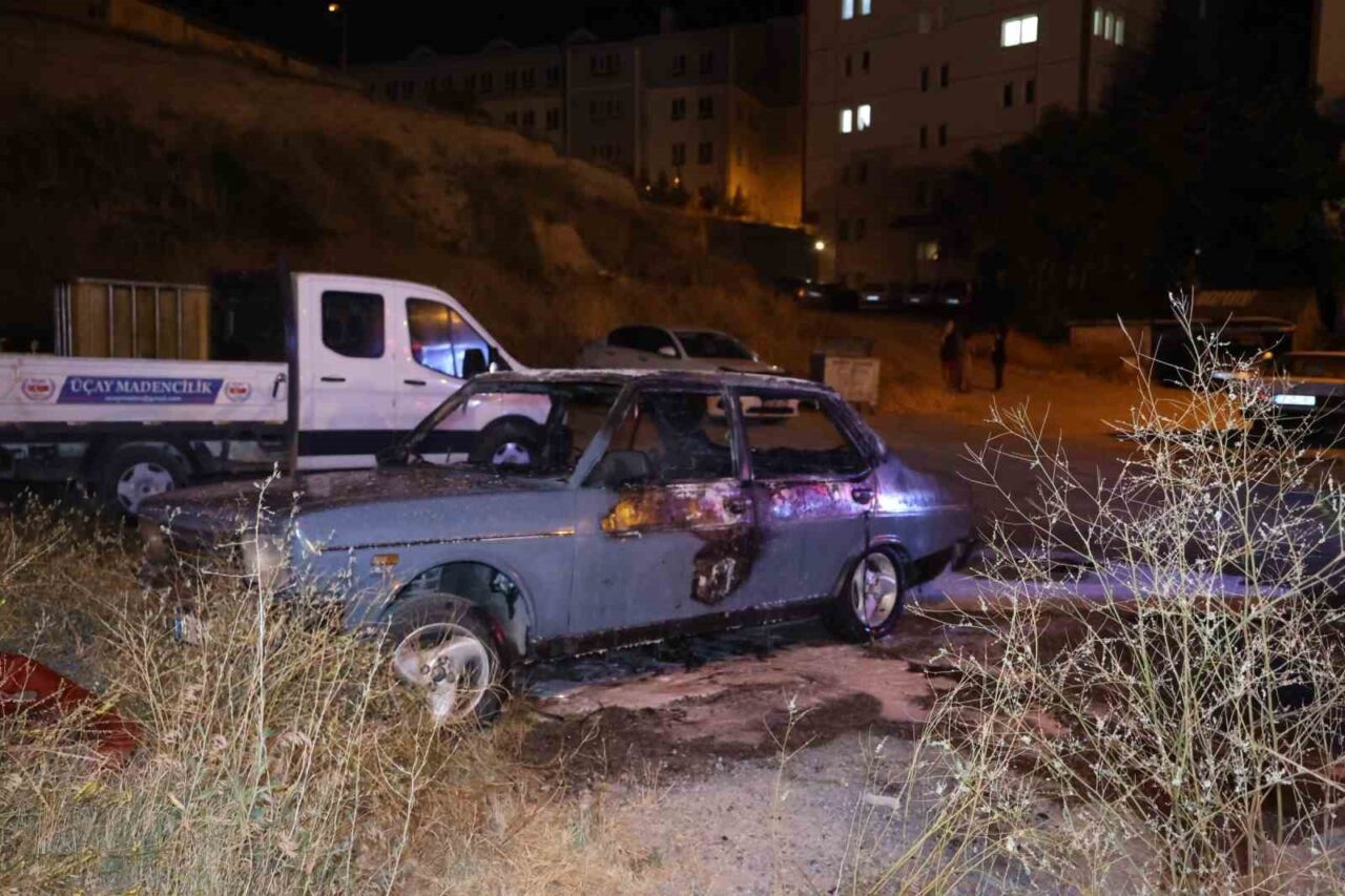 Nevşehir’de park halindeki otomobil alevlere teslim oldu