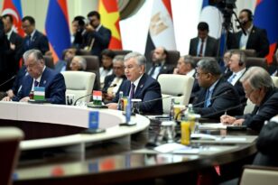 Özbekistan Cumhurbaşkanı Mirziyoyev: “Bölgesel projelerin birbiriyle rekabet etmediği, tersine birbirini tamamladığı çok kutupluluğu destekliyoruz”
