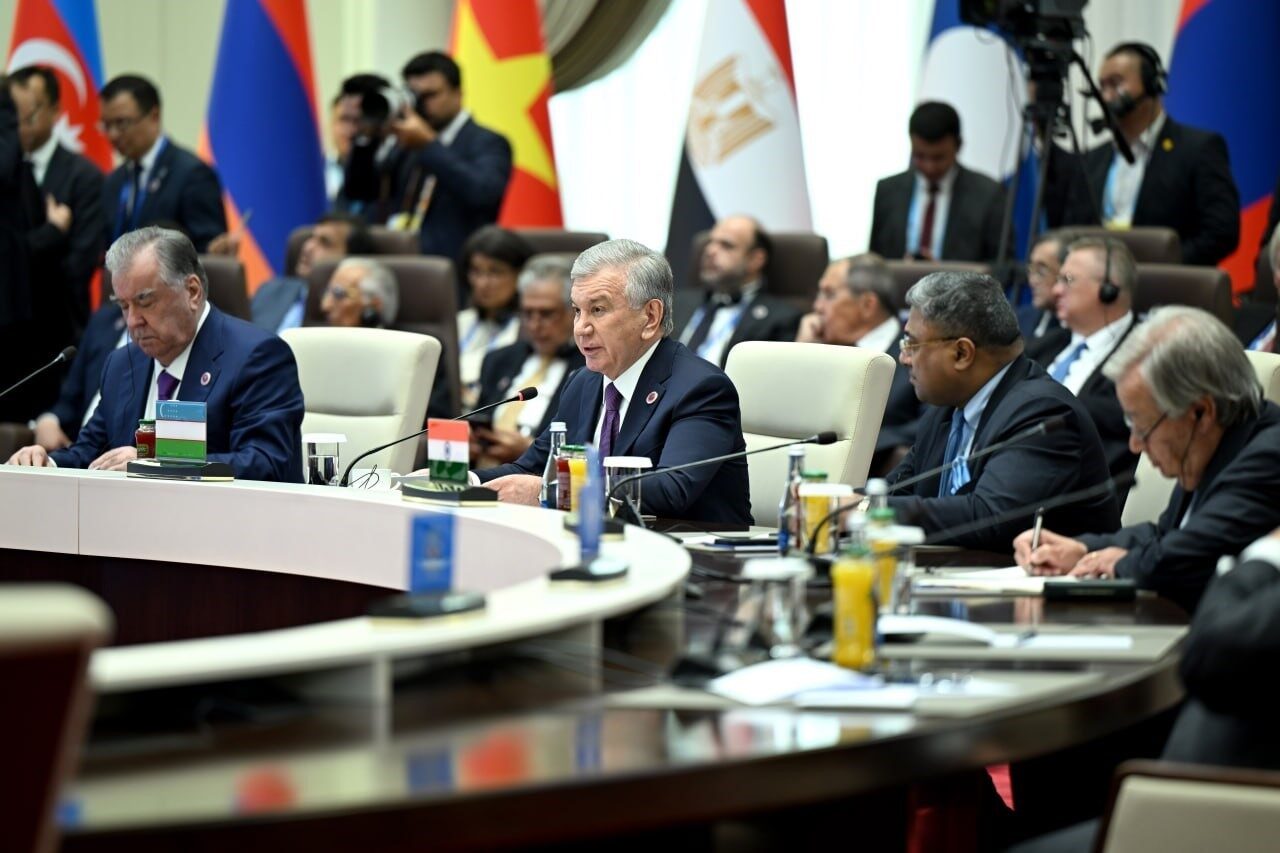 Özbekistan Cumhurbaşkanı Mirziyoyev: “Bölgesel projelerin birbiriyle rekabet etmediği, tersine birbirini tamamladığı çok kutupluluğu destekliyoruz”