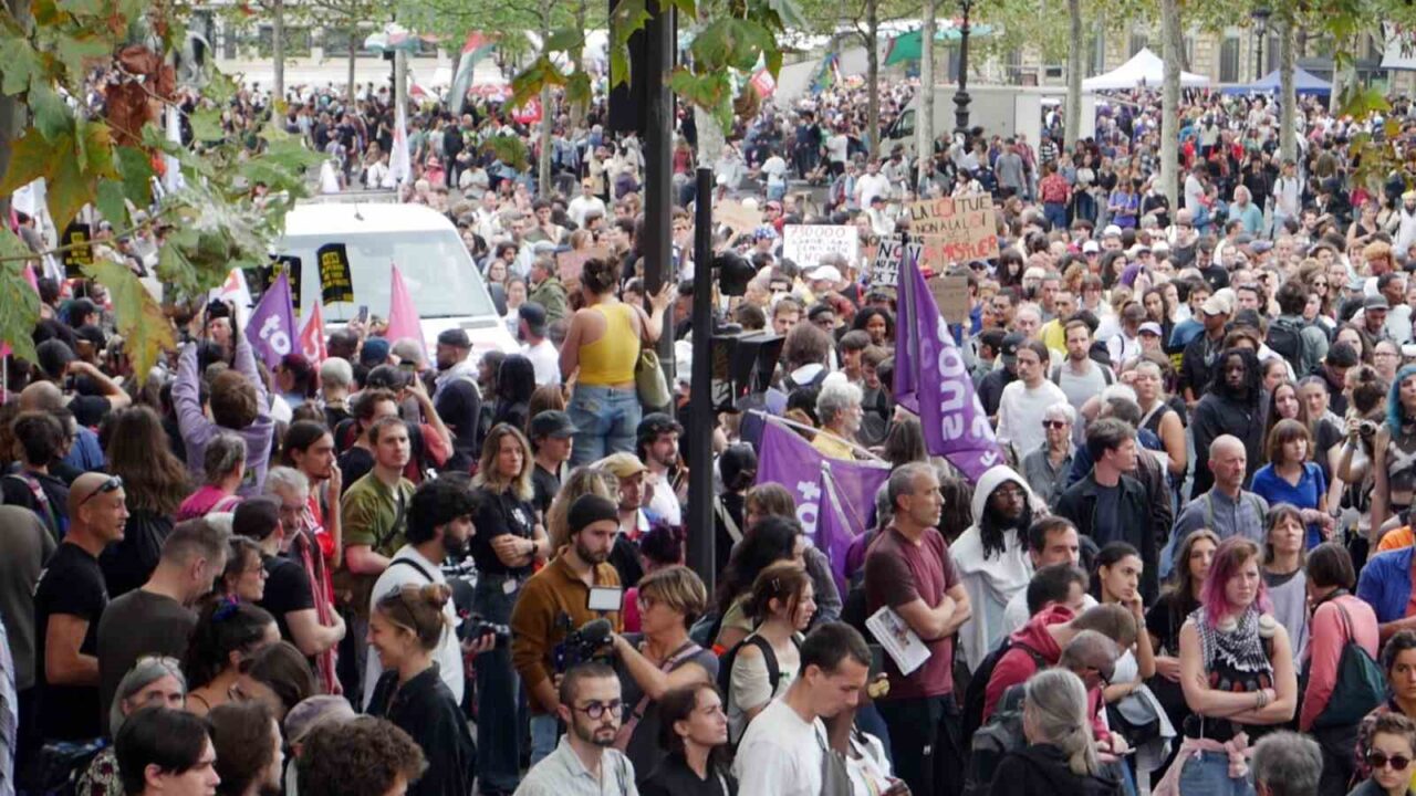 Paris’te binlerce kişi, polis ve jandarmanın silah kullanımına ilişkin yasaya karşı sokaklara döküldü