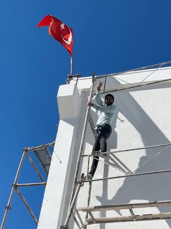 Ters dönen Türk bayrağını görünce dayanamadı, 10 metre yüksekliğindeki iskeleye tırmandı