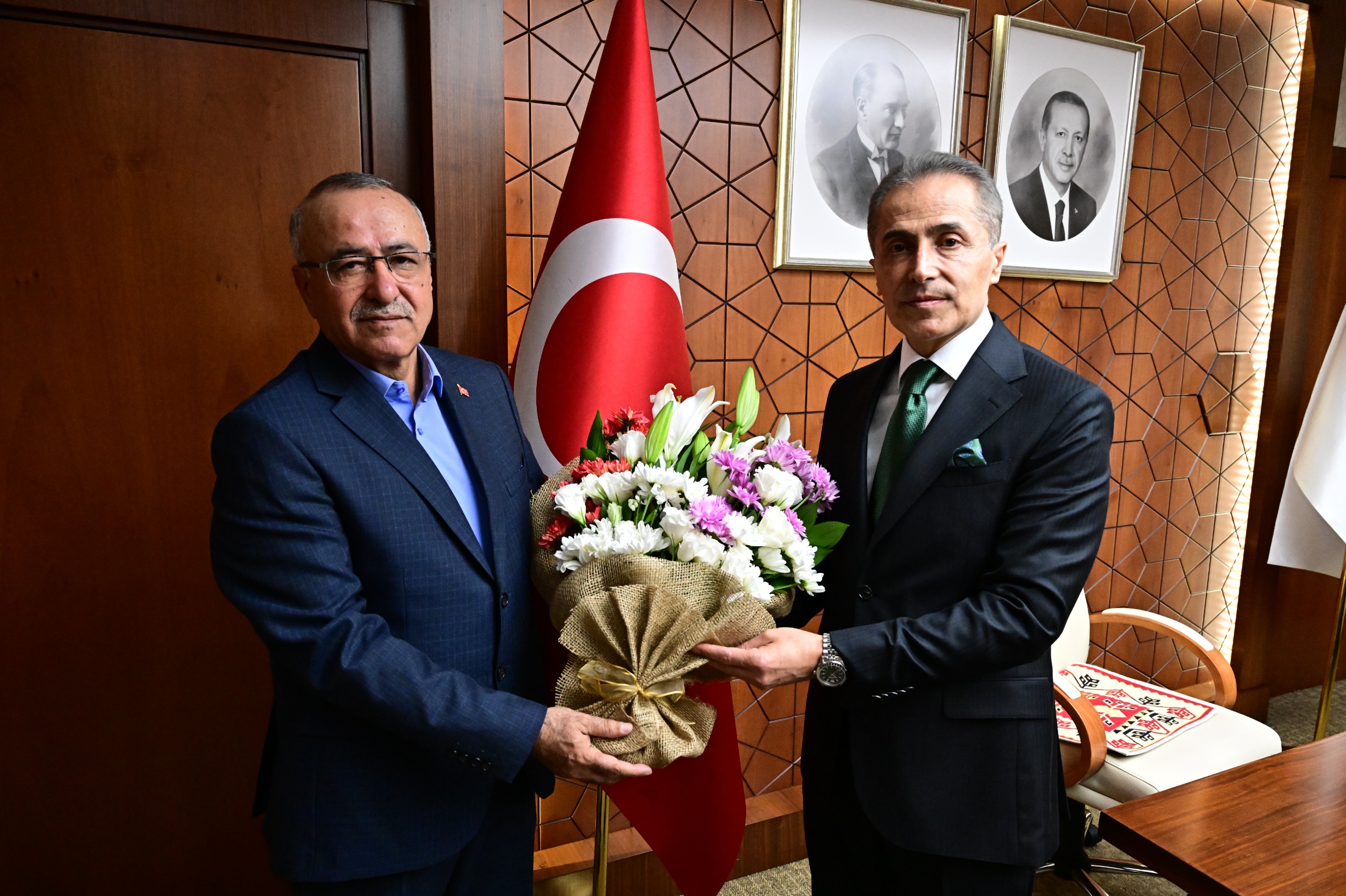 NEVŞEHİR VALİSİ HÜSEYİN KÖK, MUHTARLAR GÜNÜNDE MUHTARLAR DERNEĞİ BAŞKANINI KARŞILADI