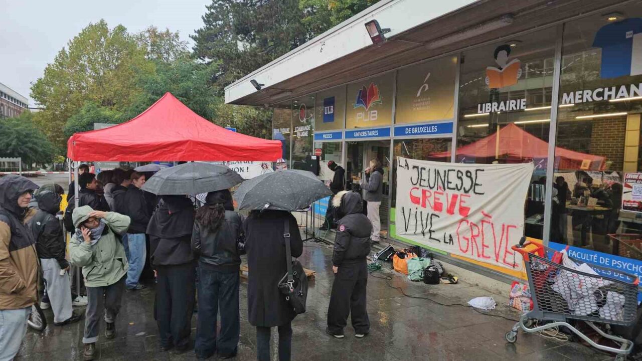 Brüksel’de öğrencilerden eğitim giderleri protestosu