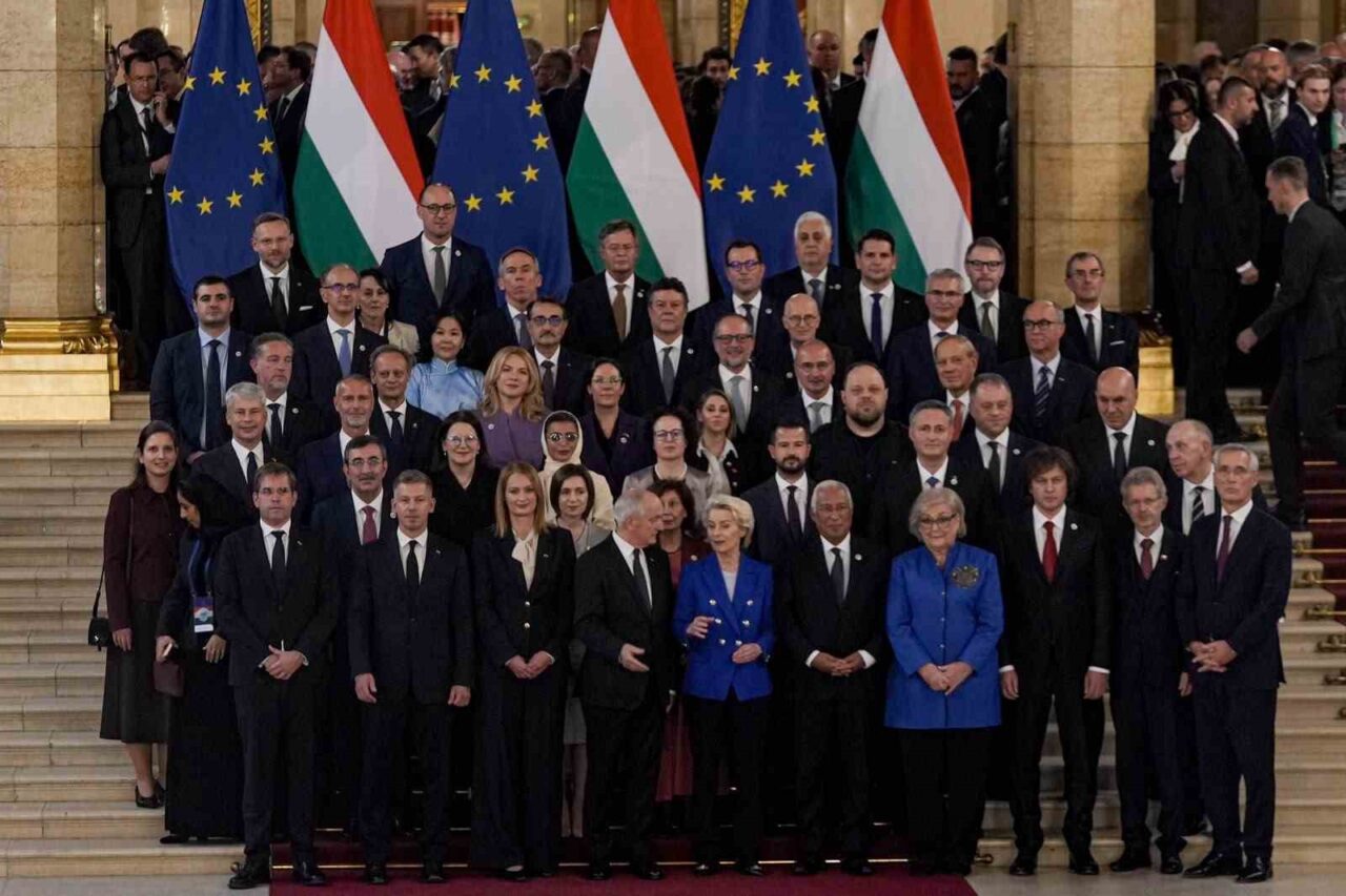Cumhurbaşkanı Yardımcısı Yılmaz, Macaristan’da liderlerle aile fotoğrafında yer aldı