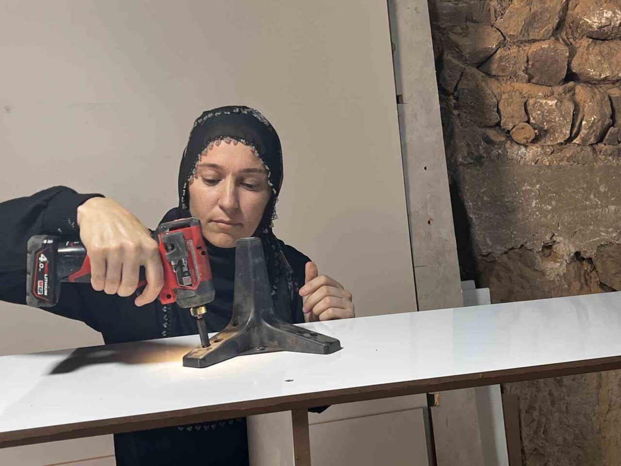 Eşine destek olmak için çıraklığa başladı, mobilya ustası oldu