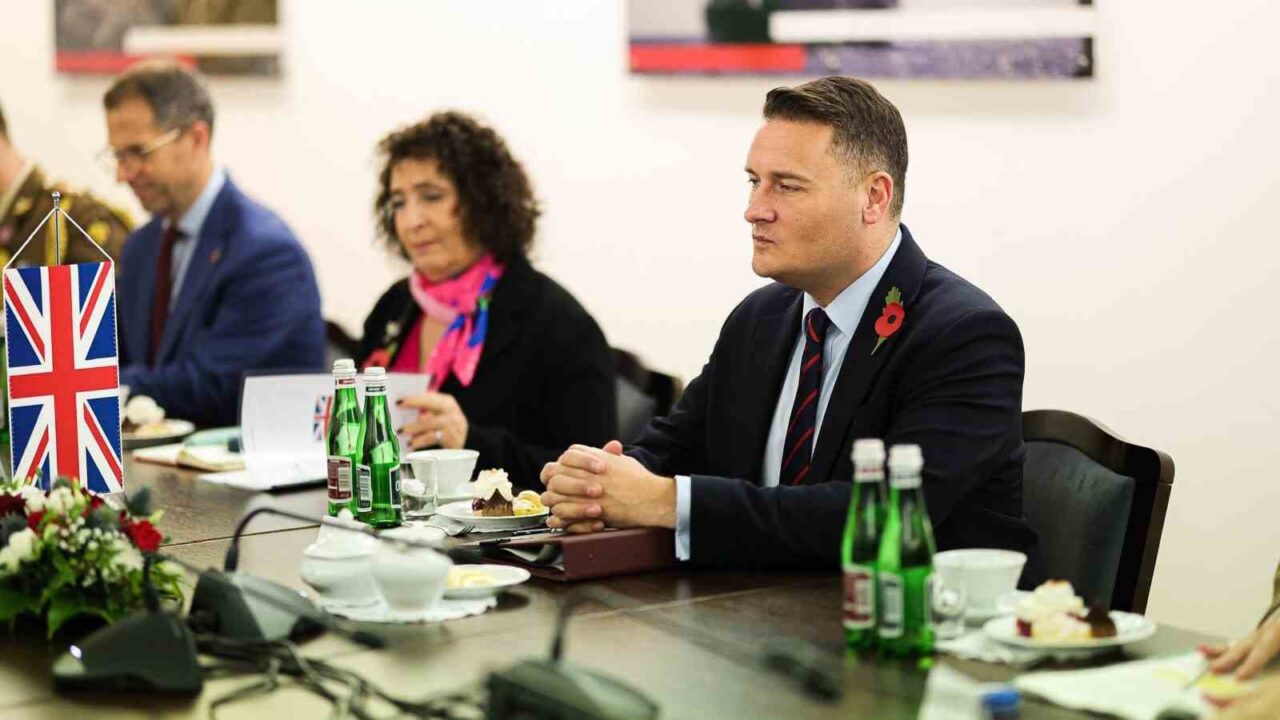 İngiltere Savunma Bakanı: “Birleşik Krallık vatandaşları NATO ve NATO üyesi devletlerin Rusya ile savaş halinde olabileceği senaryoya hazırlıklı olmalı”