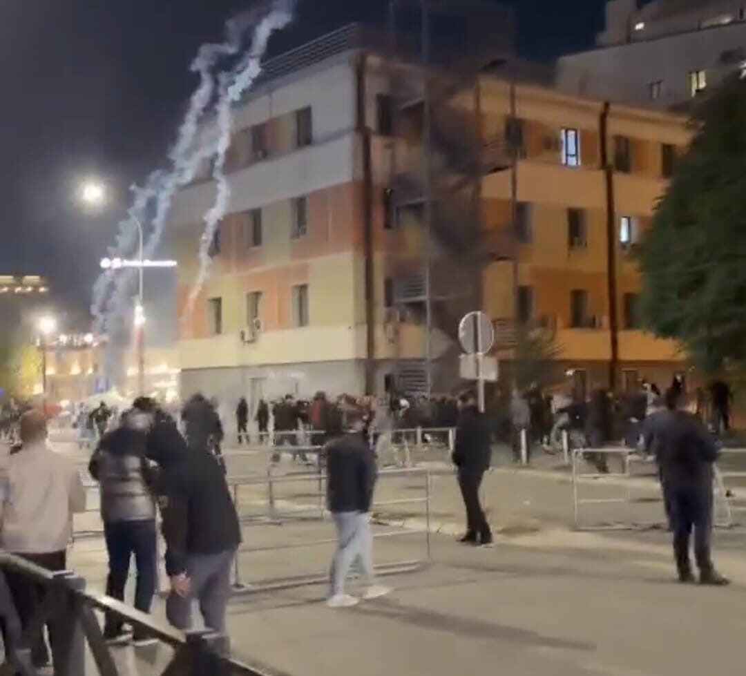 Kosova’da protestocular ile polis karşı karşıya geldi