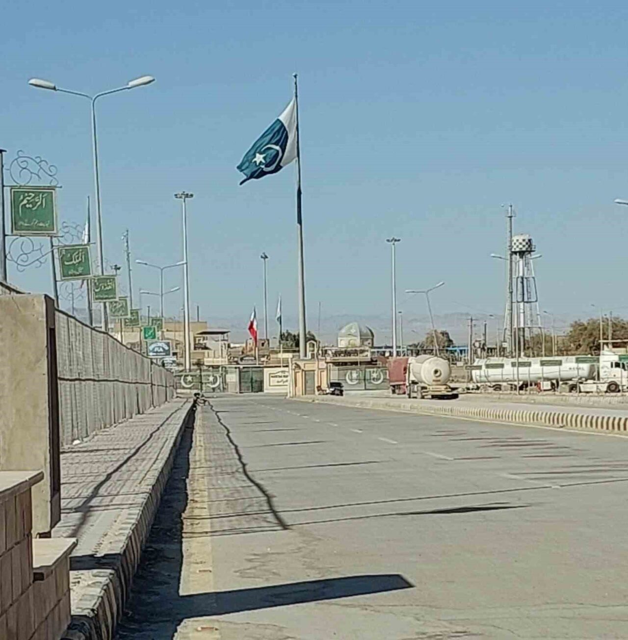 Pakistan güvenlik gerekçesiyle İran ile iki sınır kapısında ticareti durdurdu