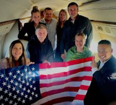 Trump, Rusya’nın serbest bıraktığı ABD’li Stephen Hubbard’ın dönüş yolundaki fotoğrafını paylaştı