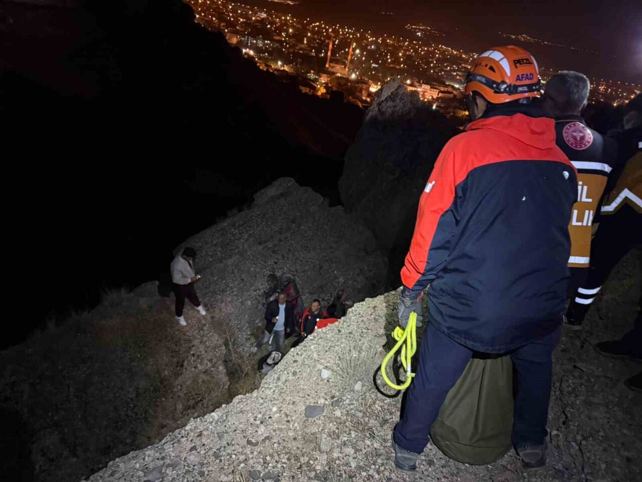 Yolunu kaybetti, kayalıklardan düştü